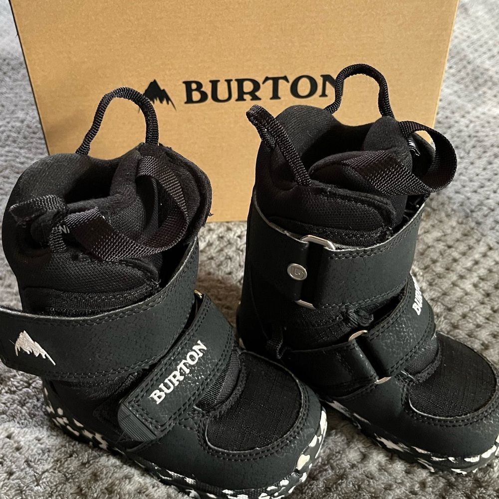 Burton mini grom snowboard boots kid’s size 7c